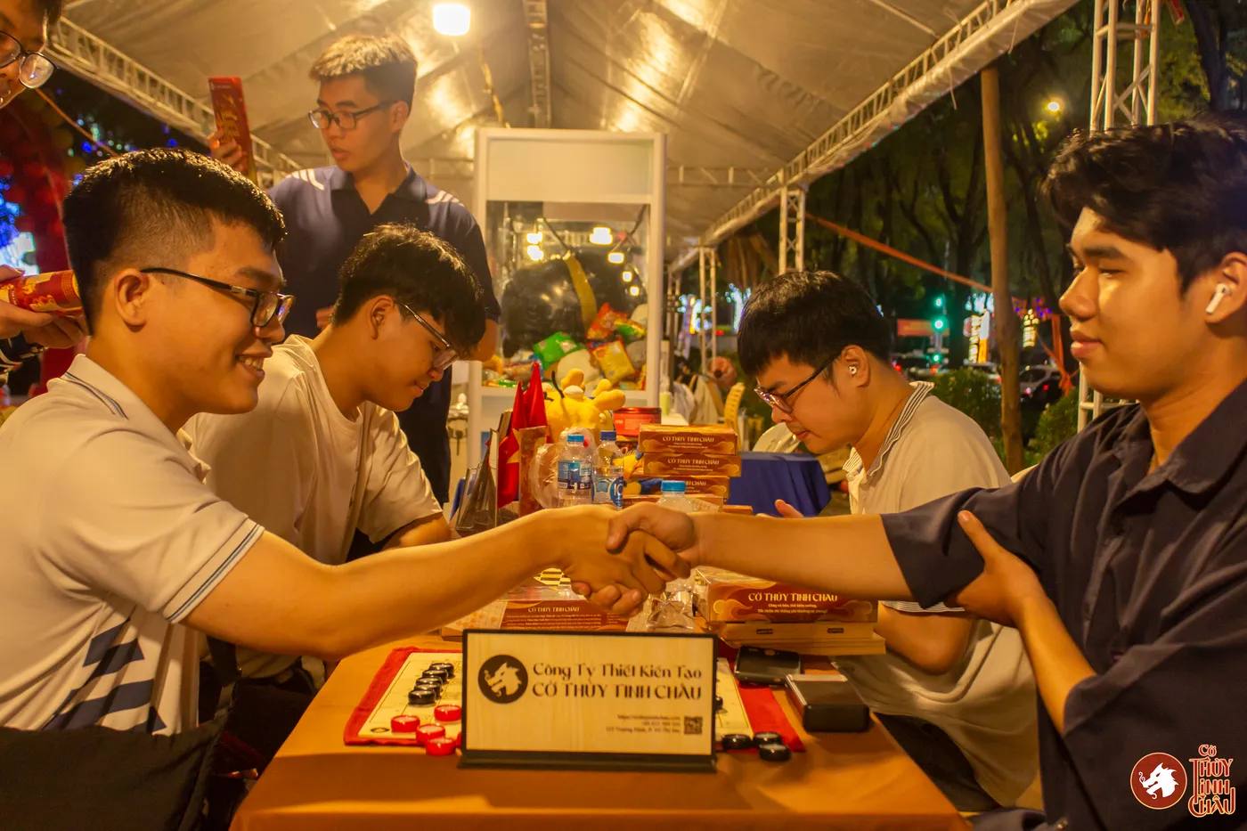 Hình ảnh các bạn trẻ trải nghiệm Cờ Thủy Tinh Châu vào buổi tối tại Lễ hội Thanh niên (Youth Fest) lần 6.