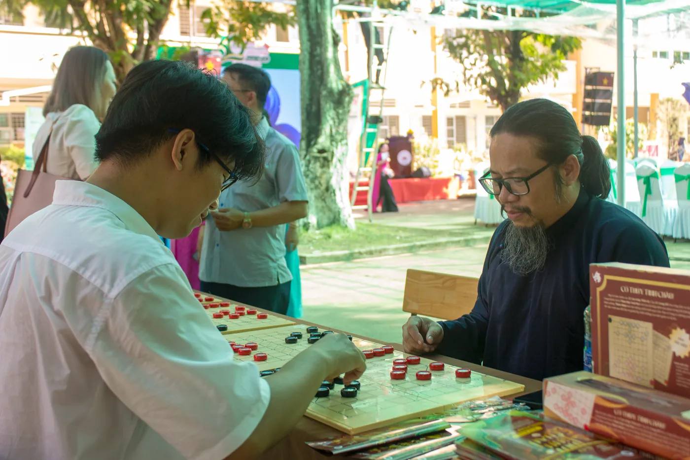 Hình ảnh Co-founder hướng dẫn Cờ Thủy Tinh Châu đến với các khách tham gia tại sự kiện kỷ niệm 30 năm tại Trường THPT Trương Định