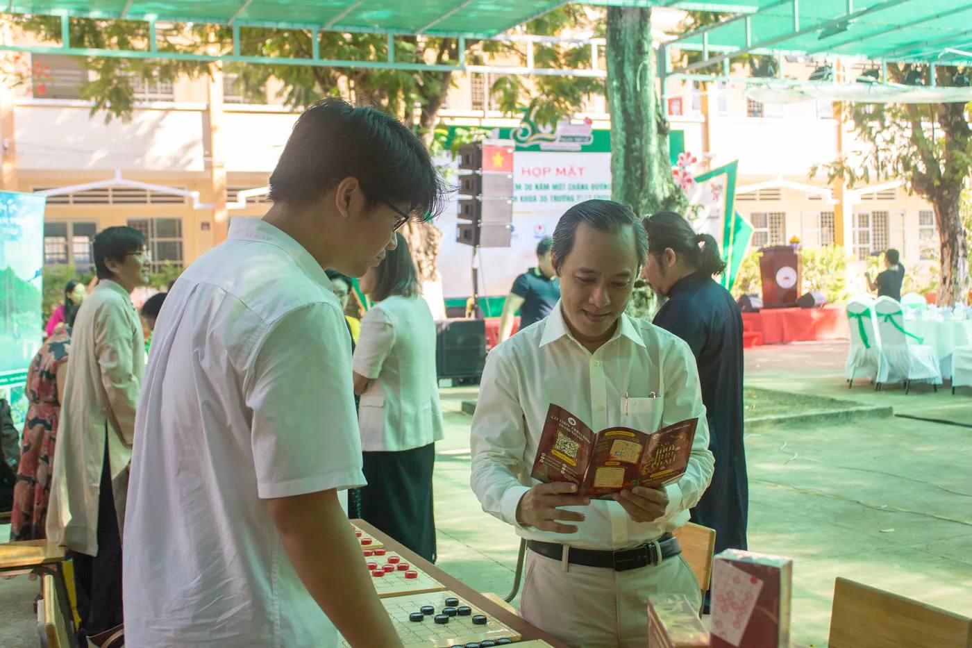 Hình ảnh Co-founder giới thiệu Cờ Thủy Tinh Châu đến với các khách tham gia tại sự kiện kỷ niệm 30 năm tại Trường THPT Trương Định