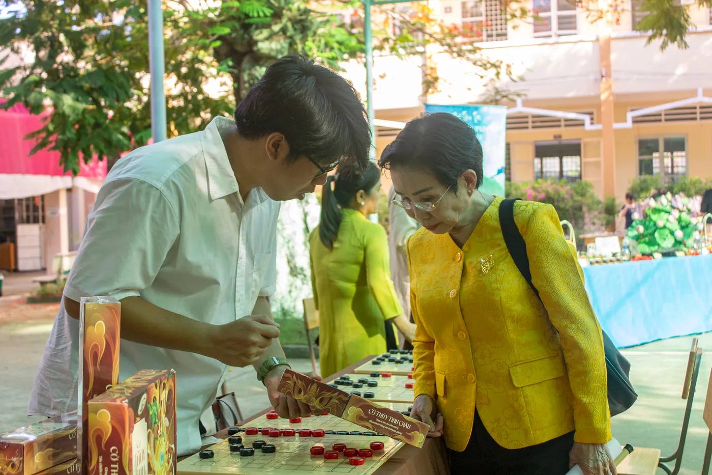 Hình ảnh Co-founder giới thiệu Cờ Thủy Tinh Châu đến với các khách tham gia tại sự kiện kỷ niệm 30 năm tại Trường THPT Trương Định