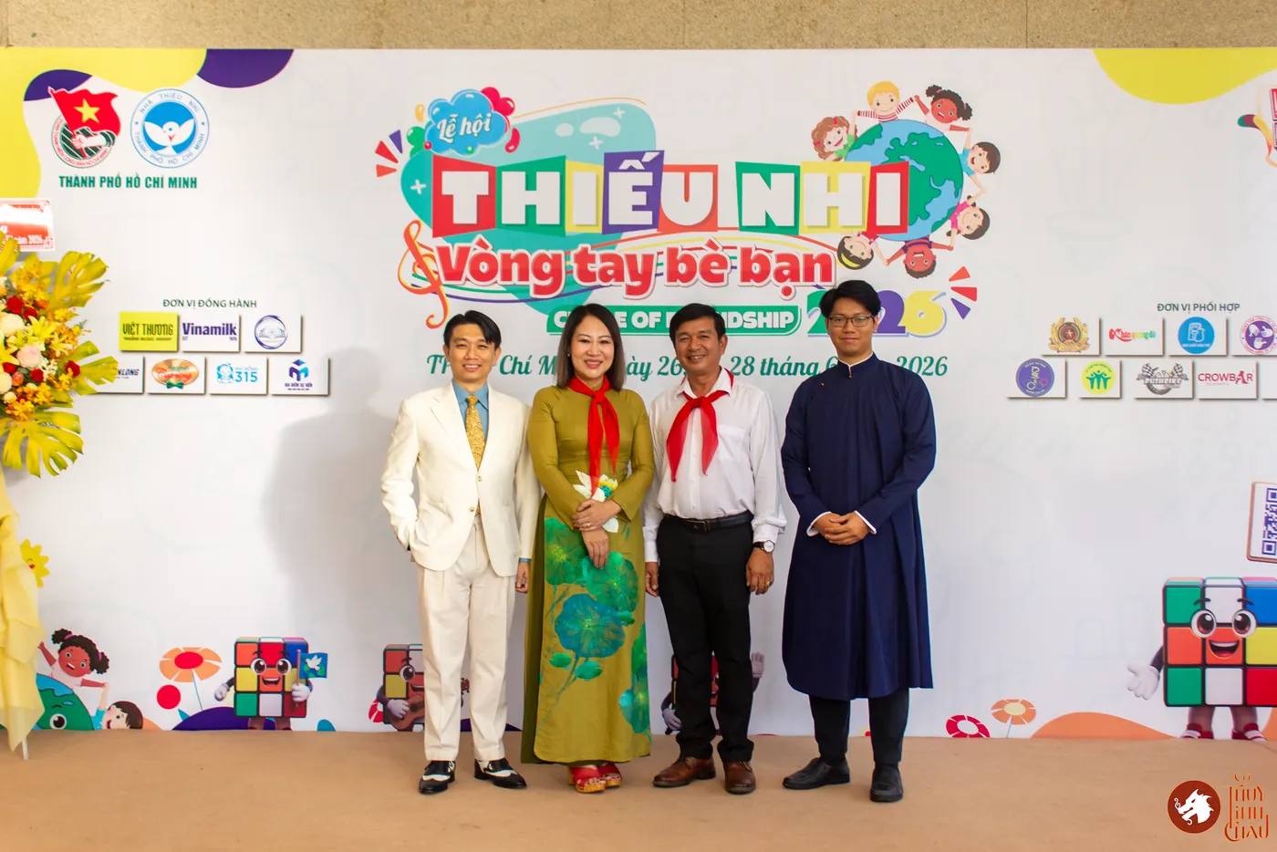 Hình ảnh Co-founder Cờ Thủy Tinh Châu chụp hình cùng các đại biểu tại Lễ hội thiếu nhi - Kids Fest 2026 tổ chức bởi Nhà Thiếu nhi Thành phố Hồ Chí Minh