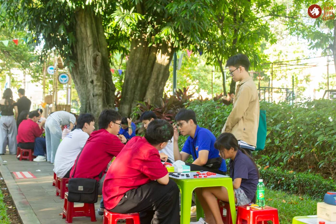 Hình ảnh các bạn trẻ và các em nhỏ trải nghiệm Cờ Thủy Tinh Châu tại Lễ hội thiếu nhi - Kids Fest 2026 tổ chức bởi Nhà Thiếu nhi Thành phố Hồ Chí Minh