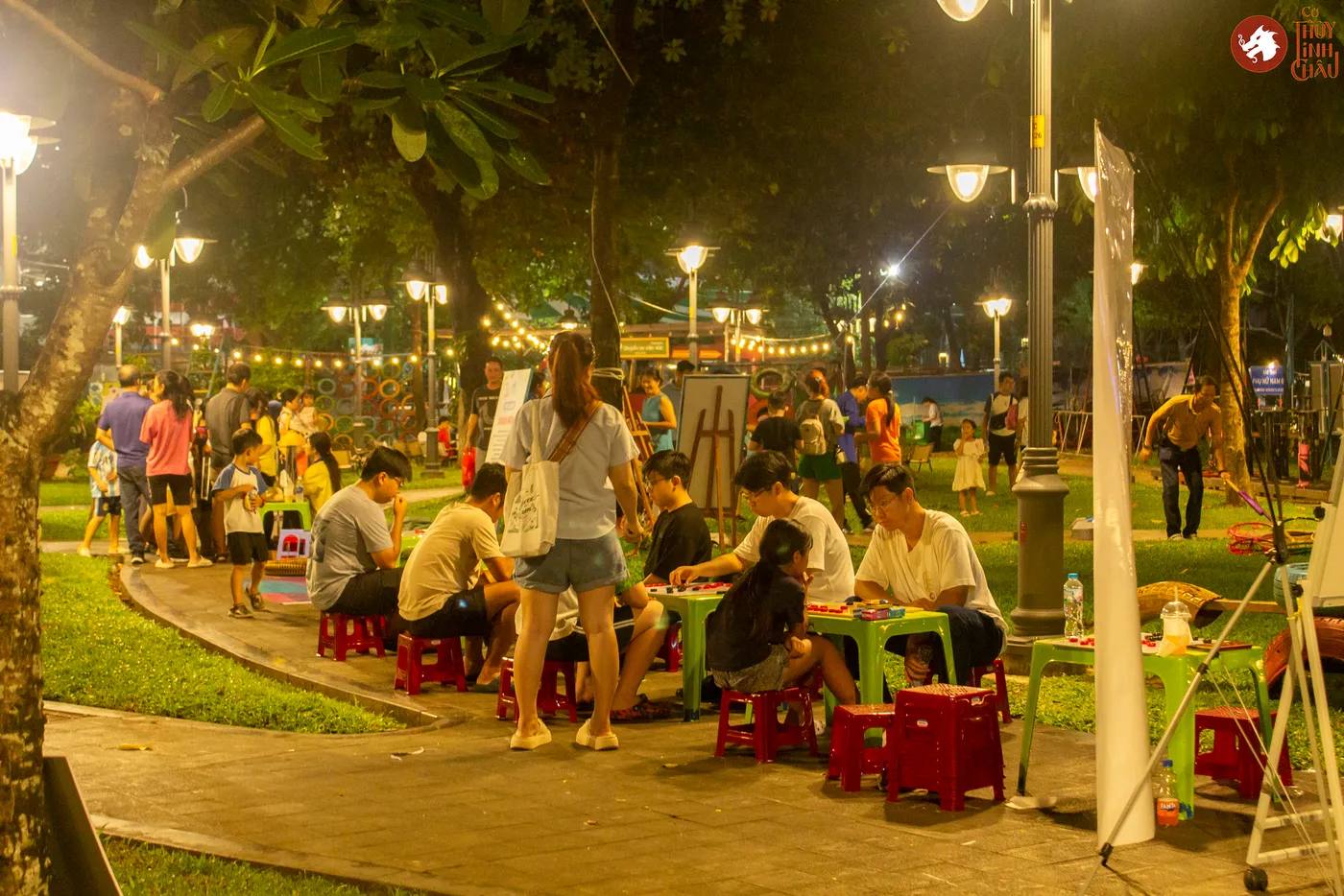 Hình ảnh các bạn trẻ và các em nhỏ trải nghiệm Cờ Thủy Tinh Châu vào buổi đêm tại Lễ hội thiếu nhi - Kids Fest 2026 tổ chức bởi Nhà Thiếu nhi Thành phố Hồ Chí Minh