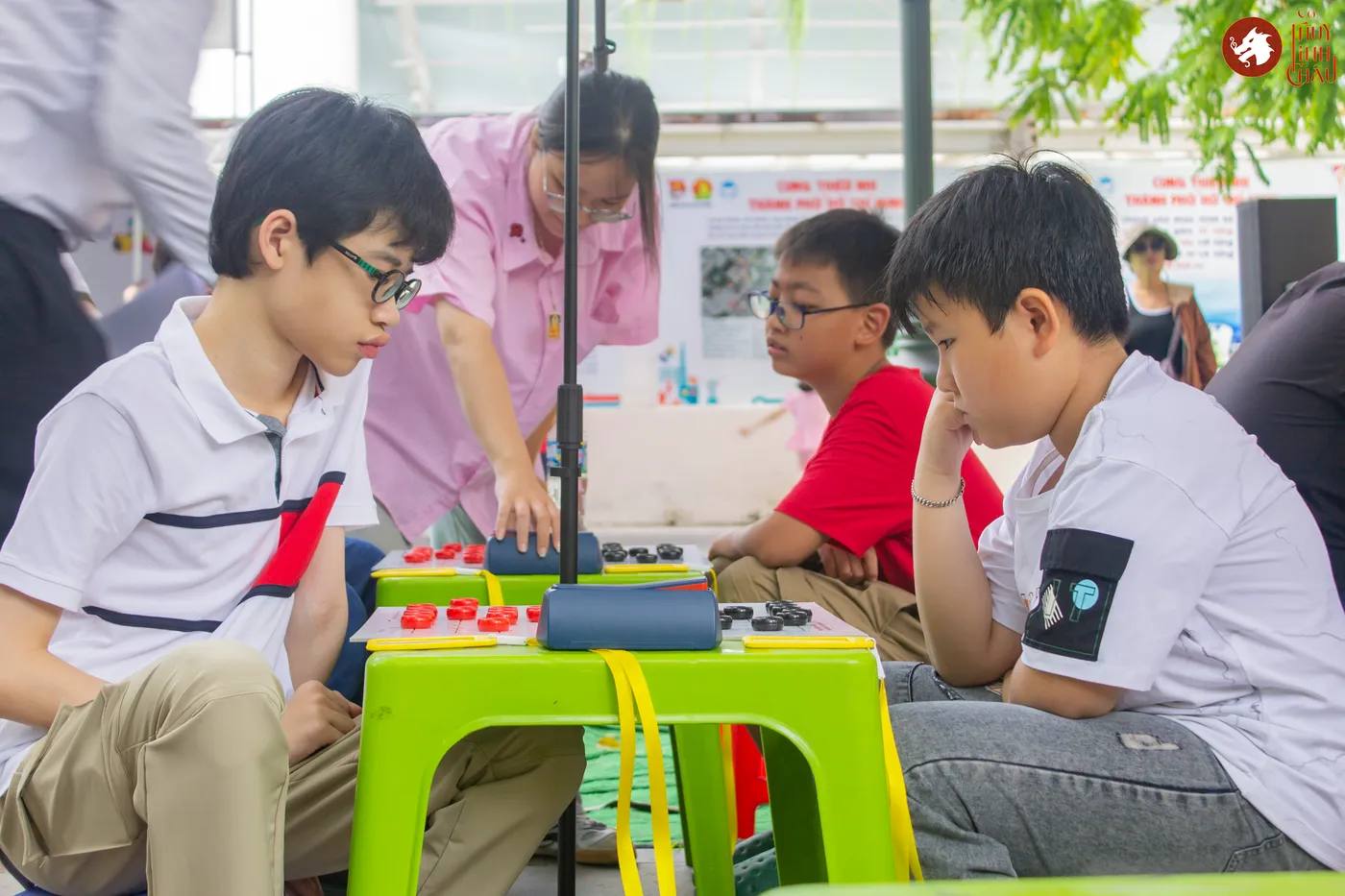 Hình ảnh 2 kỳ thủ thi đấu ở Bảng B tại Liên hoan Cờ Thủy Tinh Châu thuộc Lễ hội Thiếu nhi TPHCM - Kids Fest 2026