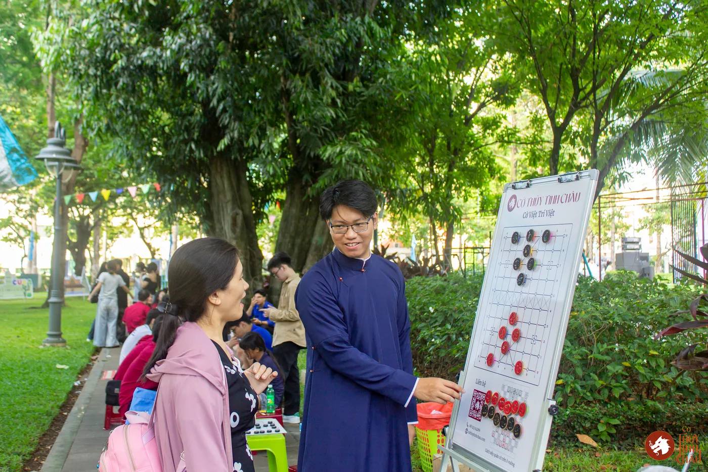 Hình ảnh Co-founder Cờ Thủy Tinh Châu giới thiệu đến phụ huynh Cờ 12 con giáp tại Lễ hội thiếu nhi - Kids Fest 2026 tổ chức bởi Nhà Thiếu nhi Thành phố Hồ Chí Minh