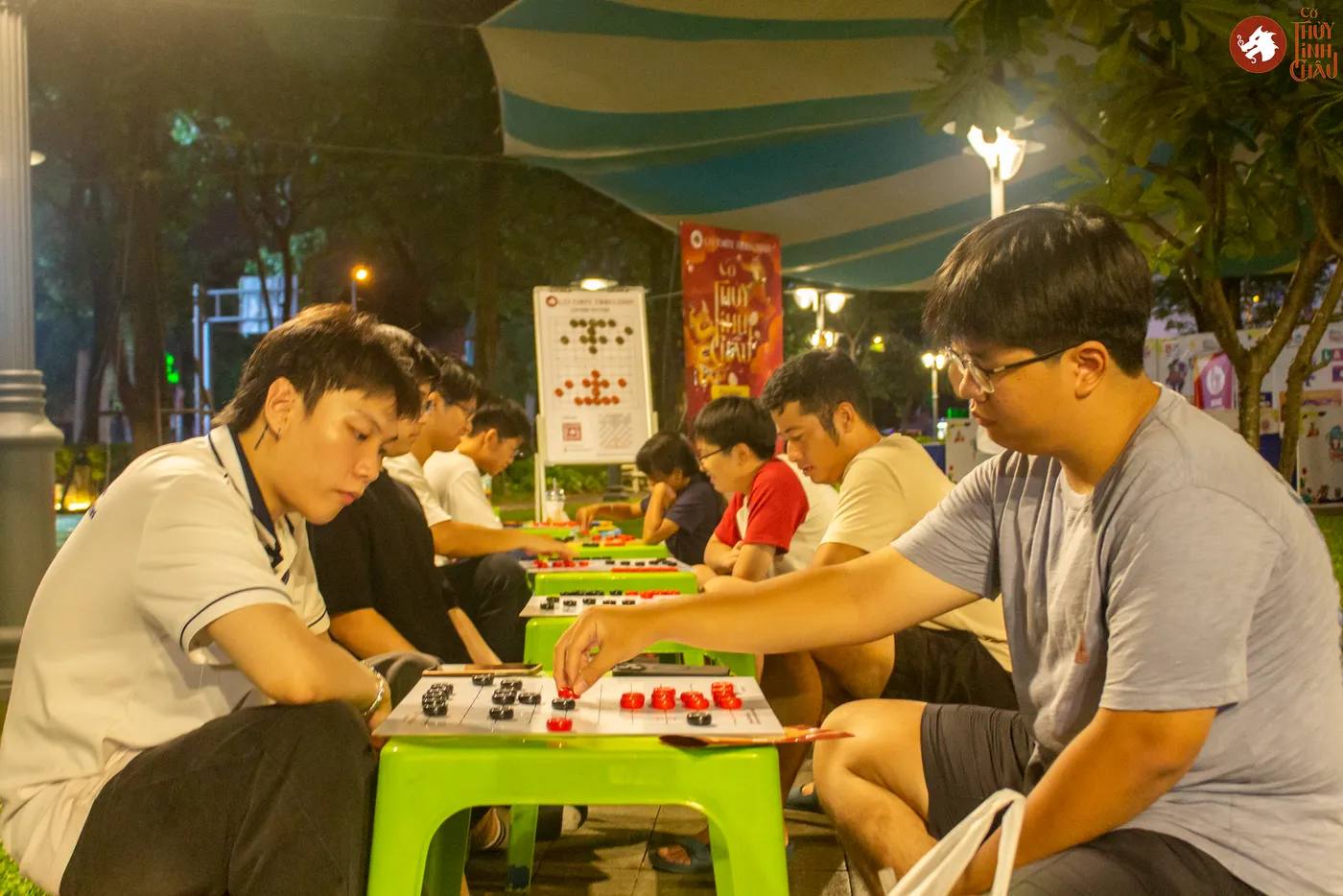 Hình ảnh các bạn trẻ và các em nhỏ trải nghiệm Cờ Thủy Tinh Châu vào buổi đêm tại Lễ hội thiếu nhi - Kids Fest 2026 tổ chức bởi Nhà Thiếu nhi Thành phố Hồ Chí Minh