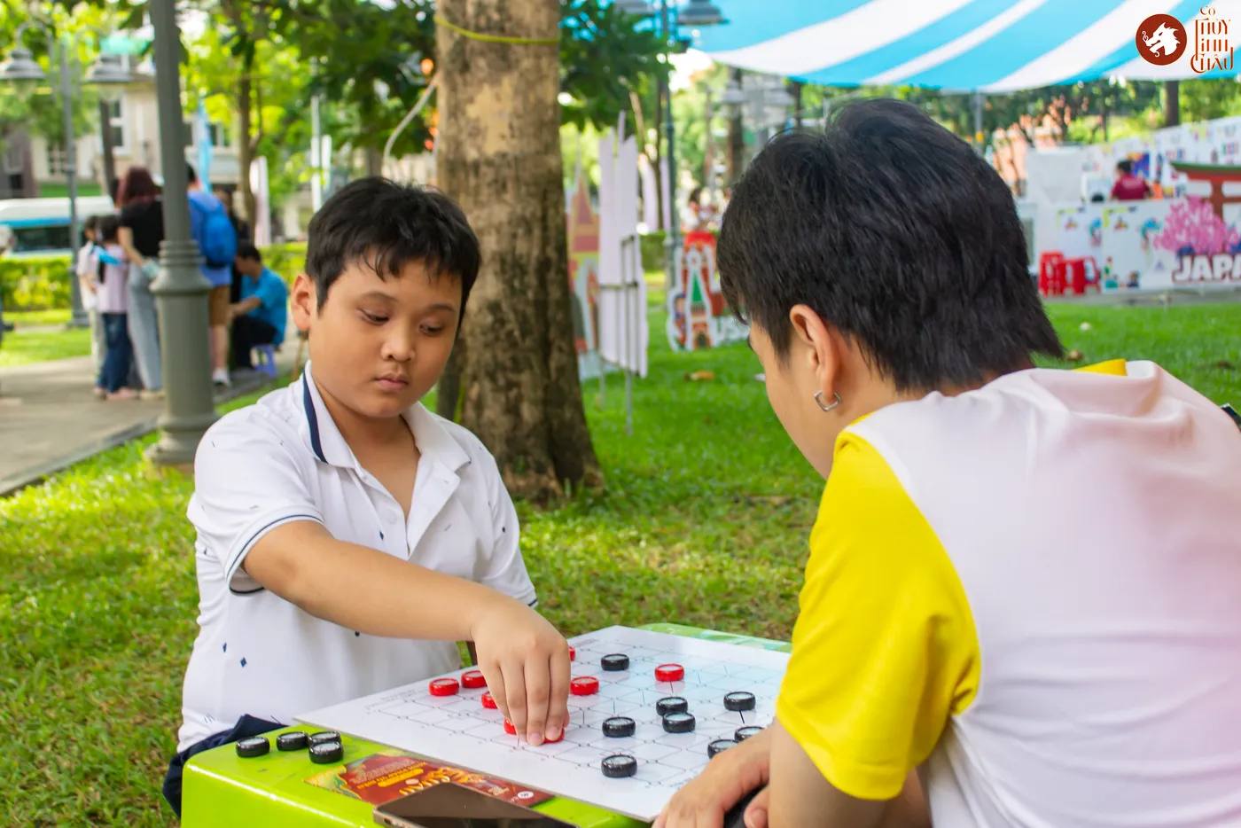 Hình ảnh các bạn trẻ và các em nhỏ trải nghiệm Cờ Thủy Tinh Châu tại Lễ hội thiếu nhi - Kids Fest 2026 tổ chức bởi Nhà Thiếu nhi Thành phố Hồ Chí Minh