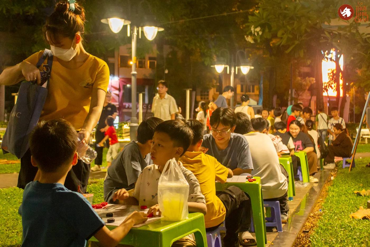 Hình ảnh các bạn trẻ và các em nhỏ trải nghiệm Cờ Thủy Tinh Châu vào buổi đêm tại Lễ hội thiếu nhi - Kids Fest 2026 tổ chức bởi Nhà Thiếu nhi Thành phố Hồ Chí Minh