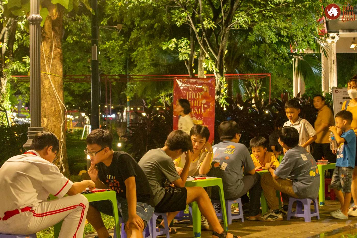 Hình ảnh các bạn trẻ và các em nhỏ trải nghiệm Cờ Thủy Tinh Châu vào buổi đêm tại Lễ hội thiếu nhi - Kids Fest 2026 tổ chức bởi Nhà Thiếu nhi Thành phố Hồ Chí Minh