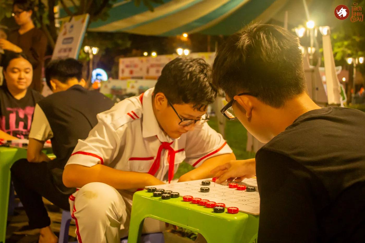 Hình ảnh các bạn trẻ và các em nhỏ trải nghiệm Cờ Thủy Tinh Châu vào buổi đêm tại Lễ hội thiếu nhi - Kids Fest 2026 tổ chức bởi Nhà Thiếu nhi Thành phố Hồ Chí Minh