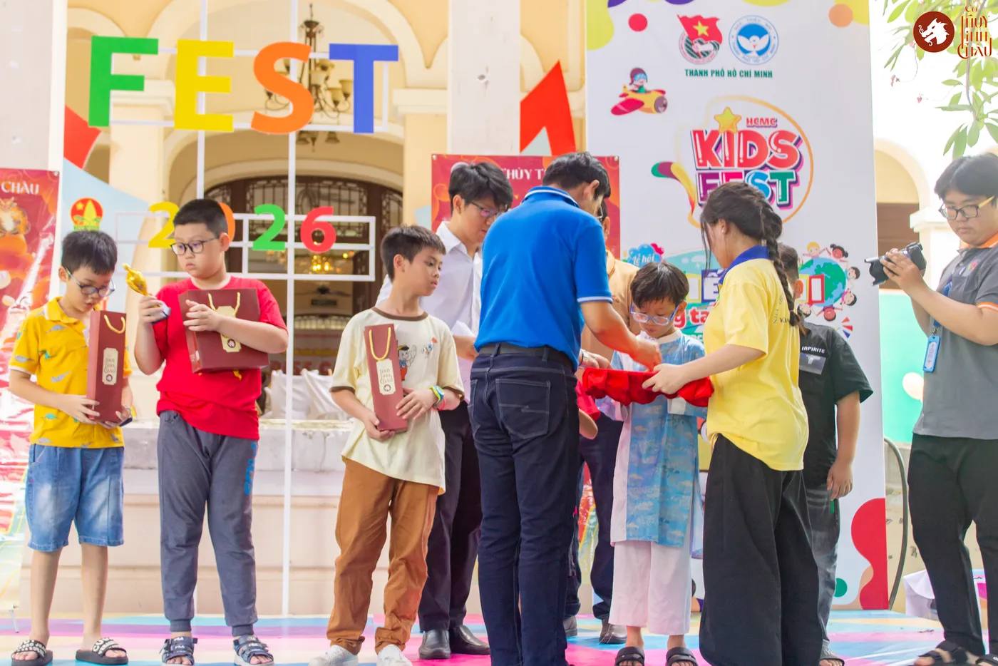 Hình ảnh ban tổ chức trao giải cho các kỳ thủ tại Liên hoan Cờ Thủy Tinh Châu thuộc Lễ hội Thiếu nhi TPHCM - Kids Fest 2026