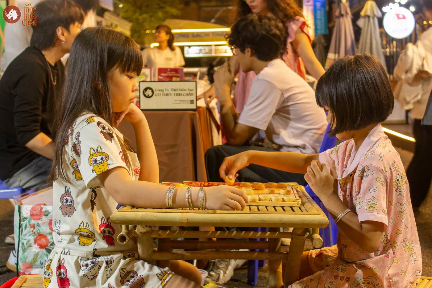 Hình ảnh các em nhỏ trải nghiệm Cờ Thủy Tinh Châu tại sự kiện "Vạn Sắc Văn Hoa" thuộc Đường Sách Thành phố Hồ Chí Minh 