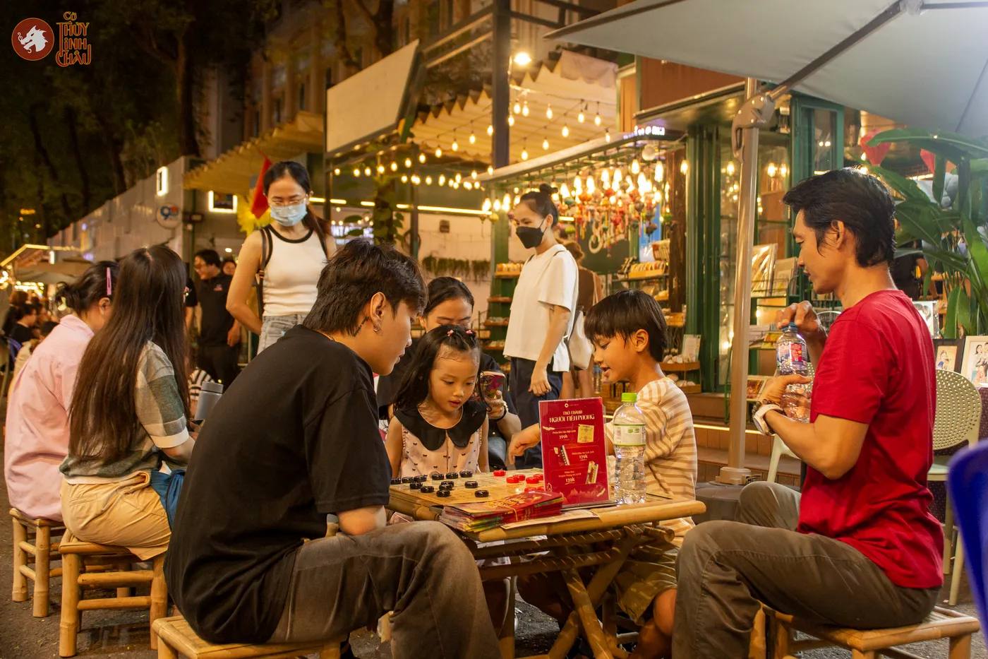 Hình ảnh khách tham dự trải nghiệm Cờ Thủy Tinh Châu tại sự kiện "Vạn Sắc Văn Hoa" thuộc Đường Sách Thành phố Hồ Chí Minh 