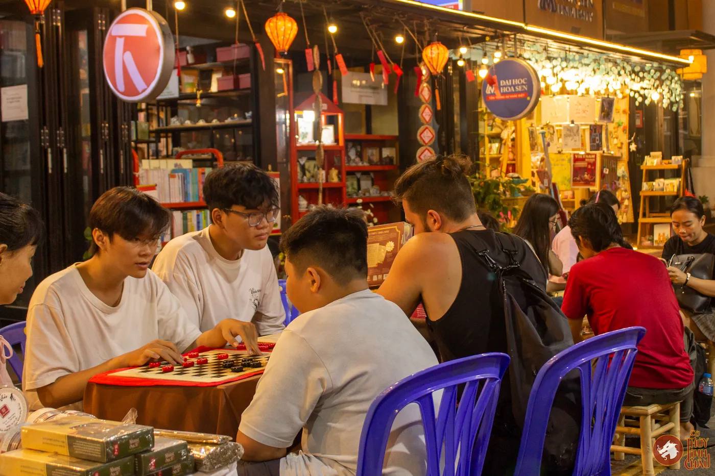 Hình ảnh Team Cờ Thủy Tinh Châu hướng dẫn khách tham dự trải nghiệm Cờ Thủy Tinh Châu tại sự kiện "Vạn Sắc Văn Hoa" thuộc Đường Sách Thành phố Hồ Chí Minh 