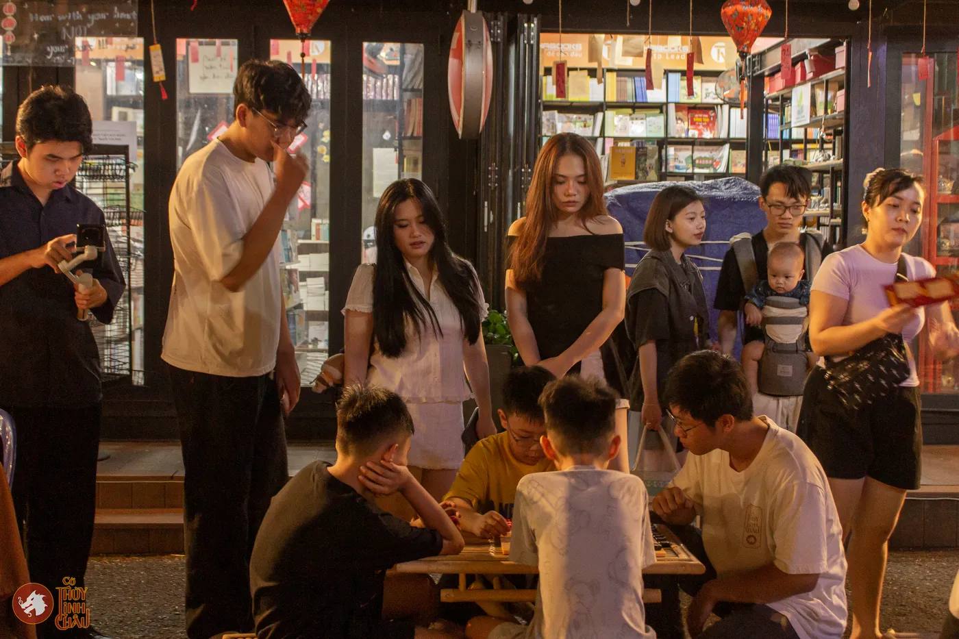 Hình ảnh khách tham gia theo dõi hướng dẫn cách chơi Cờ Thủy Tinh Châu tại sự kiện "Vạn Sắc Văn Hoa" thuộc Đường Sách Thành phố Hồ Chí Minh 