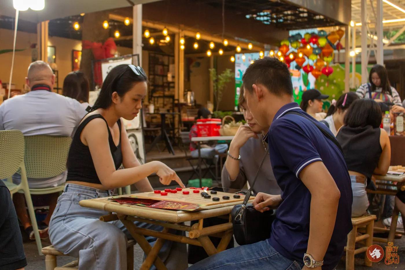 Hình ảnh khách tham dự trải nghiệm Cờ Thủy Tinh Châu tại sự kiện "Vạn Sắc Văn Hoa" thuộc Đường Sách Thành phố Hồ Chí Minh 