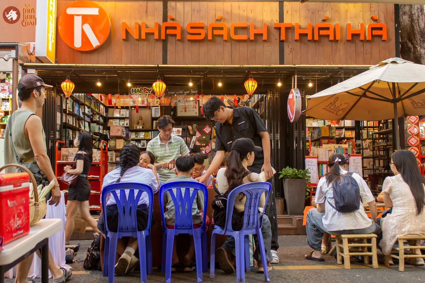 Hình ảnh khách tham gia trải nghiệm Cờ Thủy Tinh Châu tại sự kiện "Vạn Sắc Văn Hoa" thuộc Đường Sách Thành phố Hồ Chí Minh 