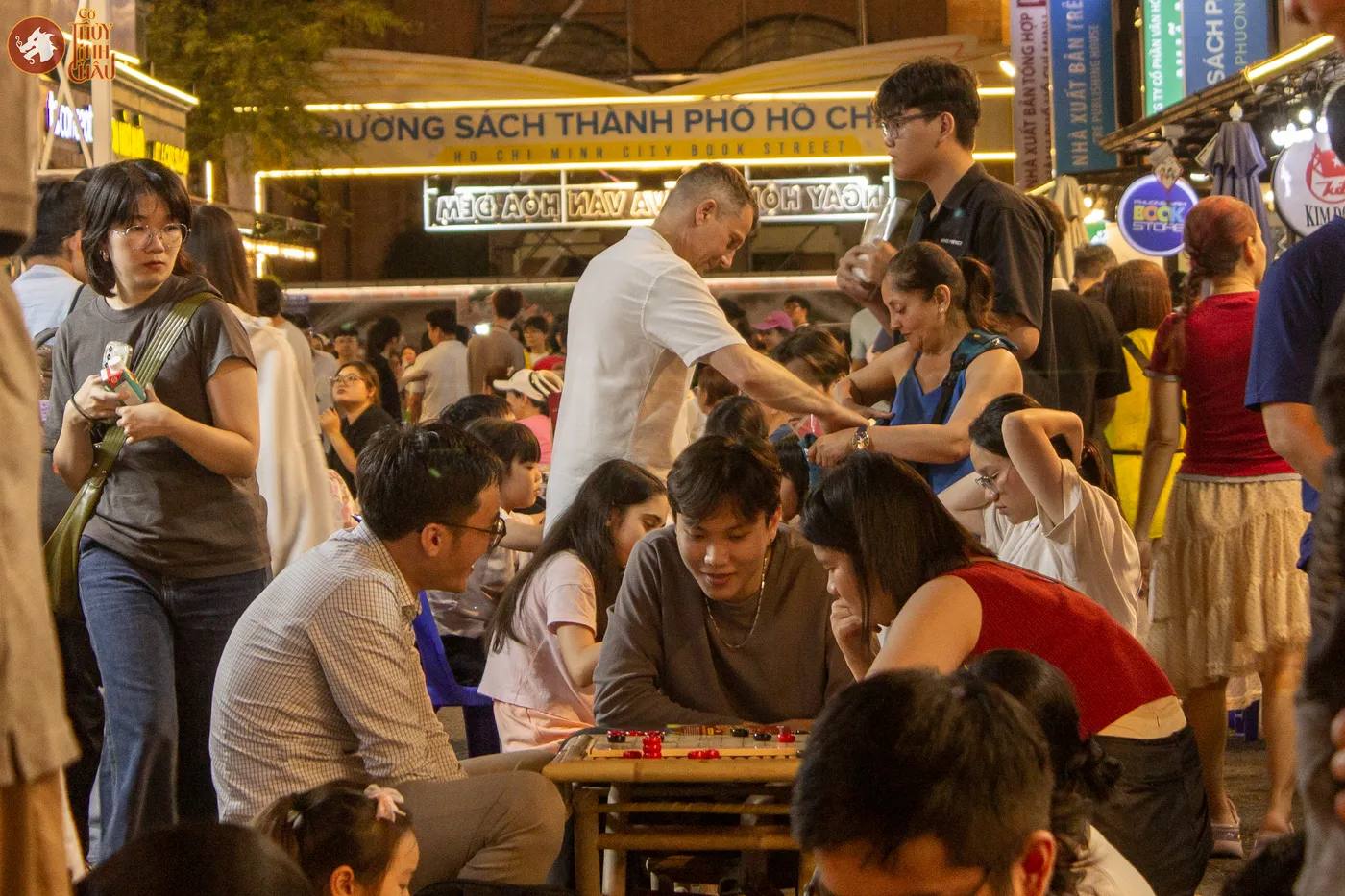 Hình ảnh khách tham dự trải nghiệm Cờ Thủy Tinh Châu tại sự kiện "Vạn Sắc Văn Hoa" thuộc Đường Sách Thành phố Hồ Chí Minh 