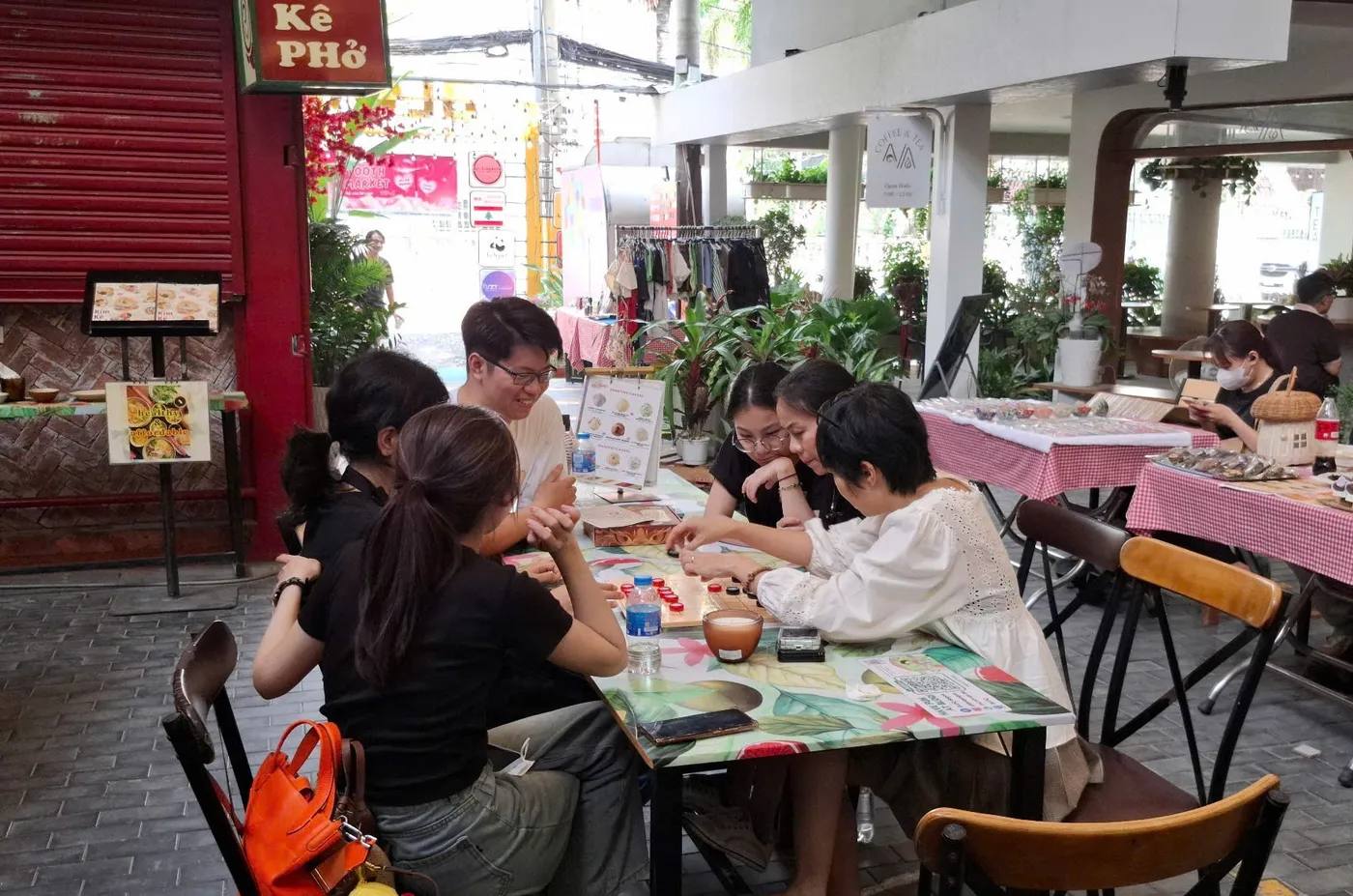 Ván cờ Thủy Tinh Châu tại BLOQ Saigon ngày 8 tháng 3