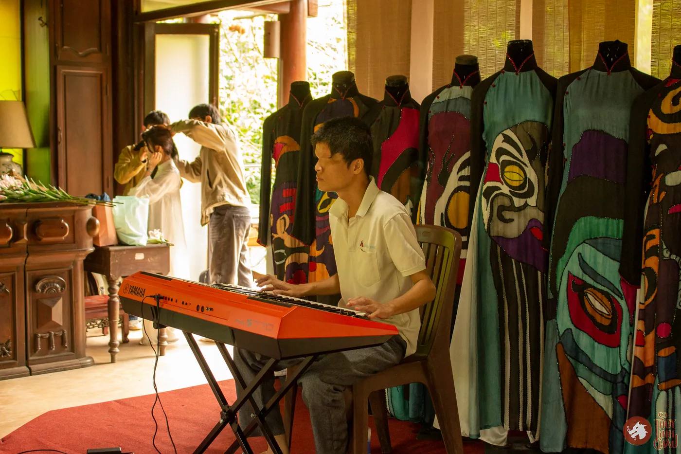 Tiếng đàn thật hay của anh Lê Văn Ở tại chương trình 