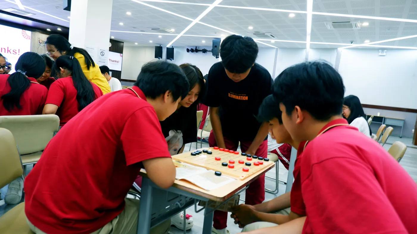 Hình chụp từ Sự kiện Cờ Việt Trí Việt tại Trường Quốc tế Việt Úc cùng Cờ Thủy Tinh Châu