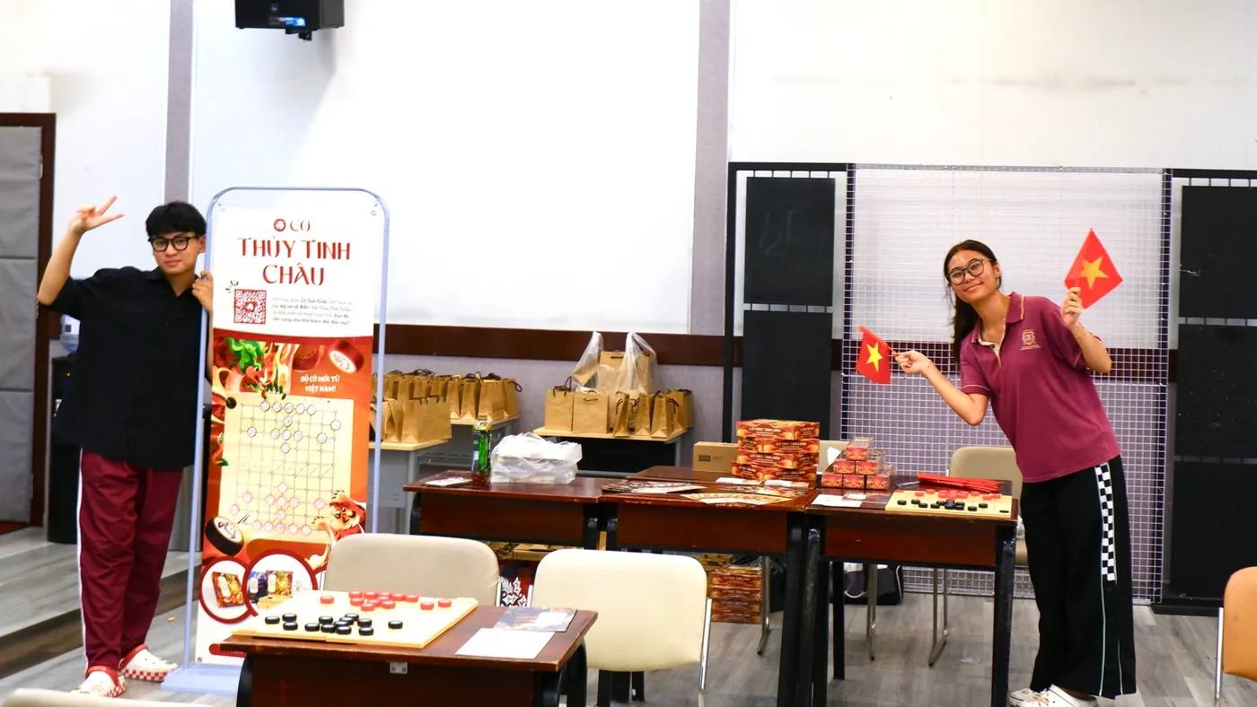 Hình chụp từ Sự kiện Cờ Việt Trí Việt tại Trường Quốc tế Việt Úc cùng Cờ Thủy Tinh Châu
