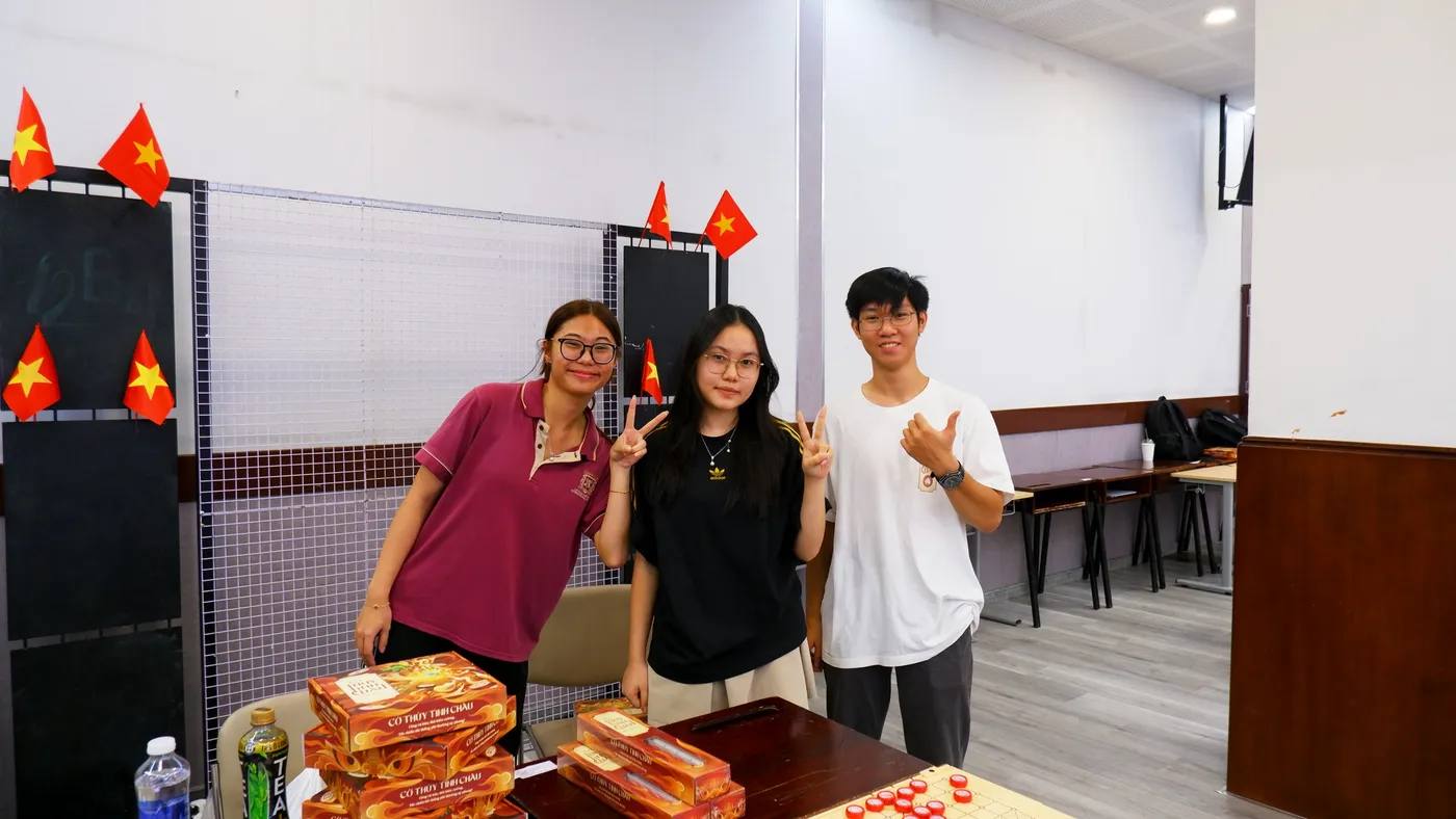 Hình chụp từ Sự kiện Cờ Việt Trí Việt tại Trường Quốc tế Việt Úc cùng Cờ Thủy Tinh Châu