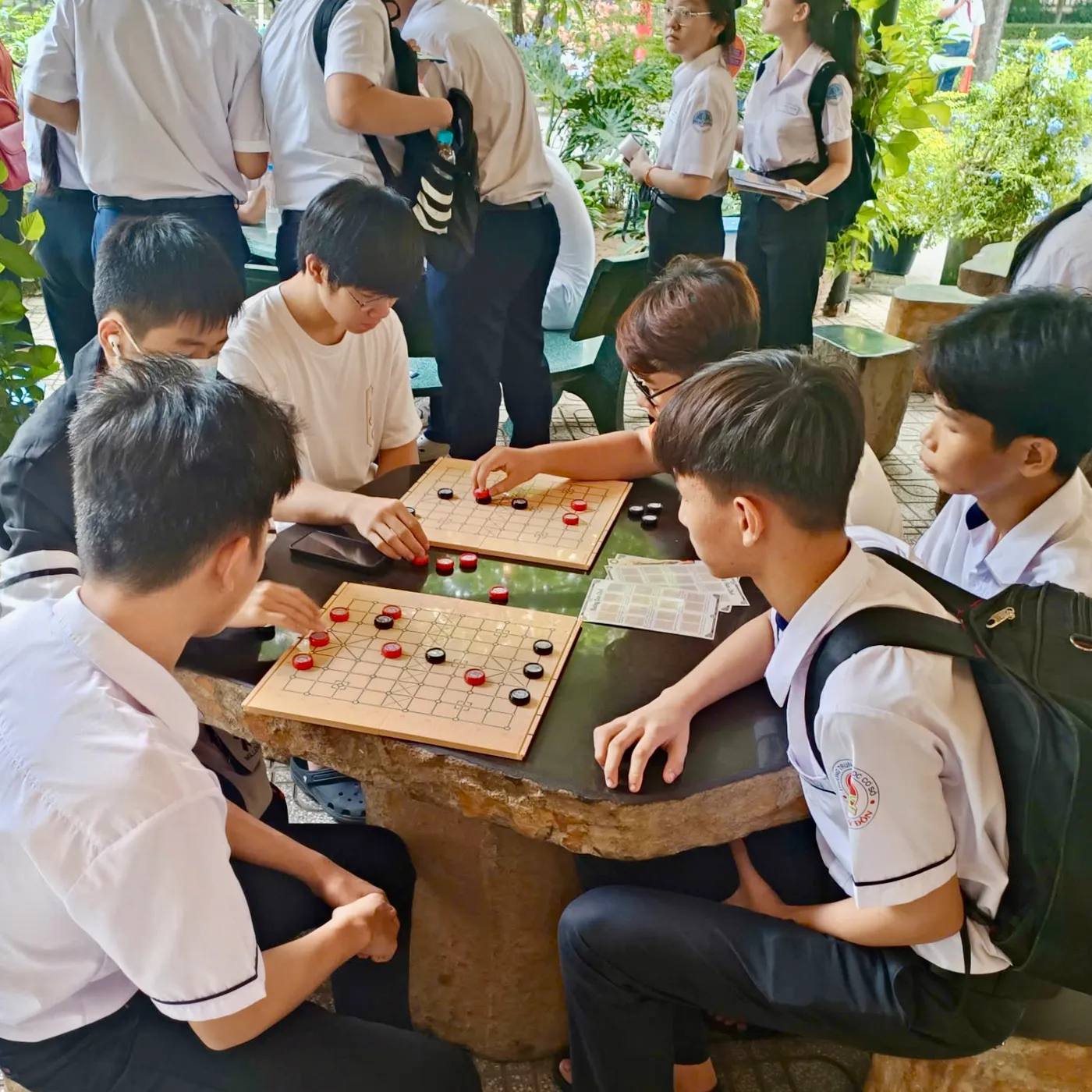 Hình chụp các bạn học sinh/sinh viên chơi Cờ TTC tại Trường DAP trong khuôn khổ Workshop giải đấu Danh Kỳ Lưu Truyền