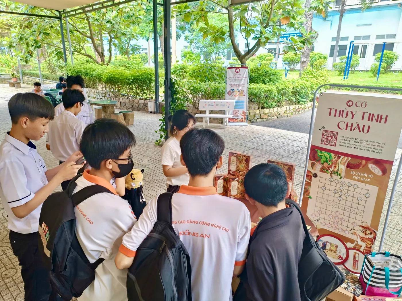 Hình chụp các bạn học sinh/sinh viên chơi Cờ TTC tại Trường DAP trong khuôn khổ Workshop giải đấu Danh Kỳ Lưu Truyền