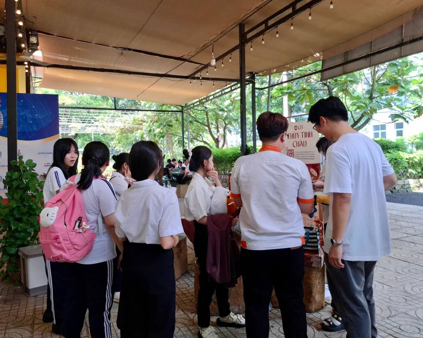 Hình chụp các bạn học sinh/sinh viên chơi Cờ TTC tại Trường DAP trong khuôn khổ Workshop giải đấu Danh Kỳ Lưu Truyền