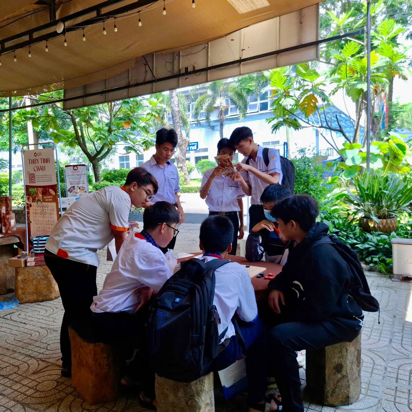 Hình chụp các bạn học sinh/sinh viên chơi Cờ TTC tại Trường DAP trong khuôn khổ Workshop giải đấu Danh Kỳ Lưu Truyền