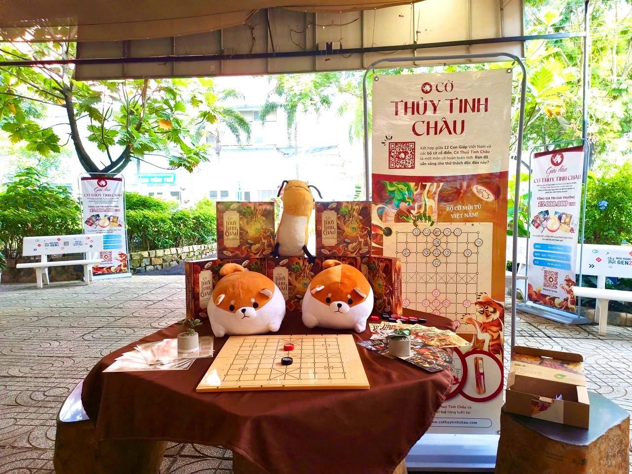 Hình chụp các bạn học sinh/sinh viên chơi Cờ TTC tại Trường DAP trong khuôn khổ Workshop giải đấu Danh Kỳ Lưu Truyền