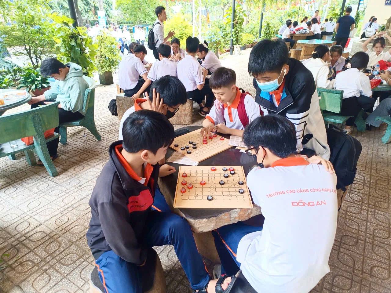 Hình chụp các bạn học sinh/sinh viên chơi Cờ TTC tại Trường DAP trong khuôn khổ Workshop giải đấu Danh Kỳ Lưu Truyền