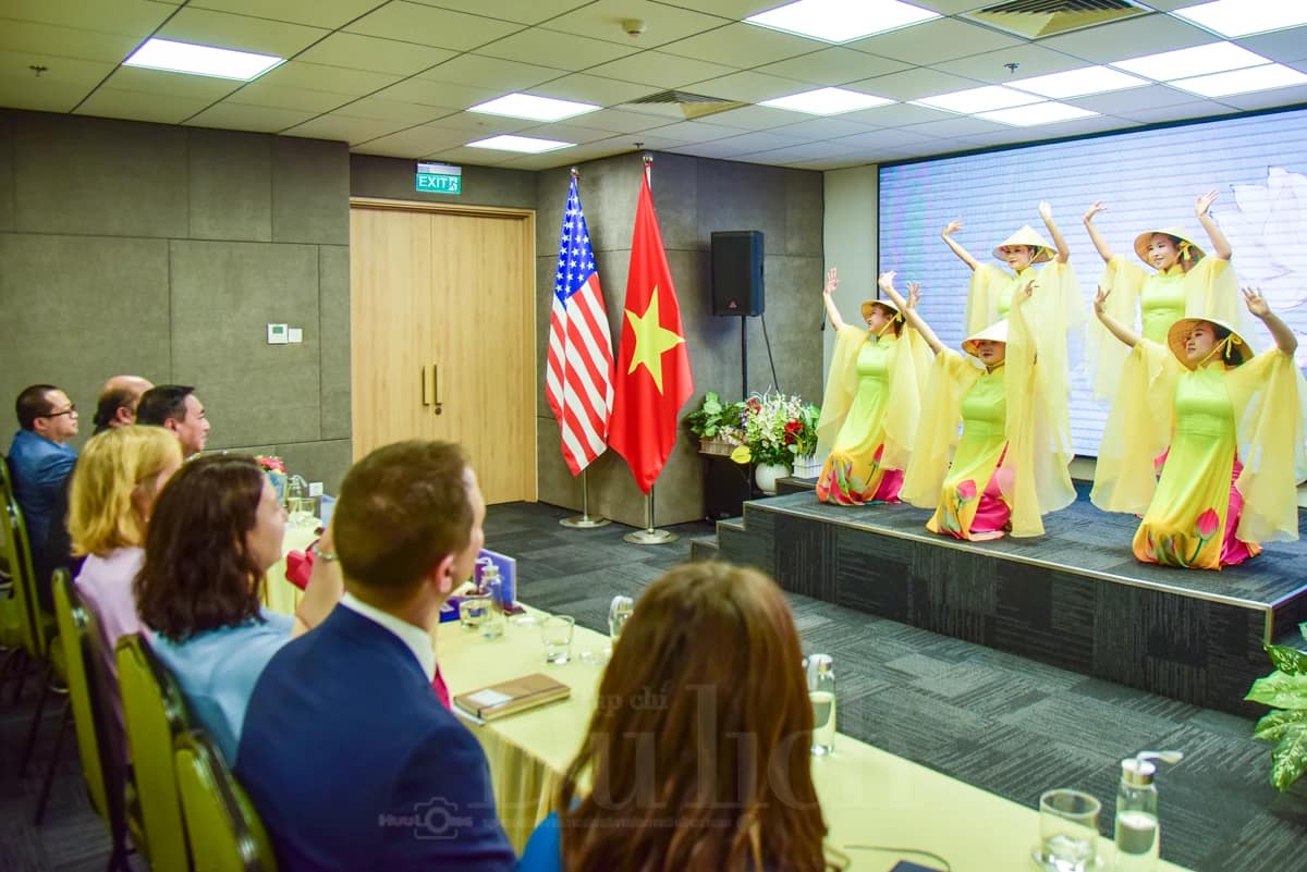 Thông qua sự hợp tác và các sáng kiến đa dạng đang làm cho hai quốc gia Hoa Kỳ và Việt Nam an toàn hơn, mạnh mẽ hơn và thịnh vượng hơn.