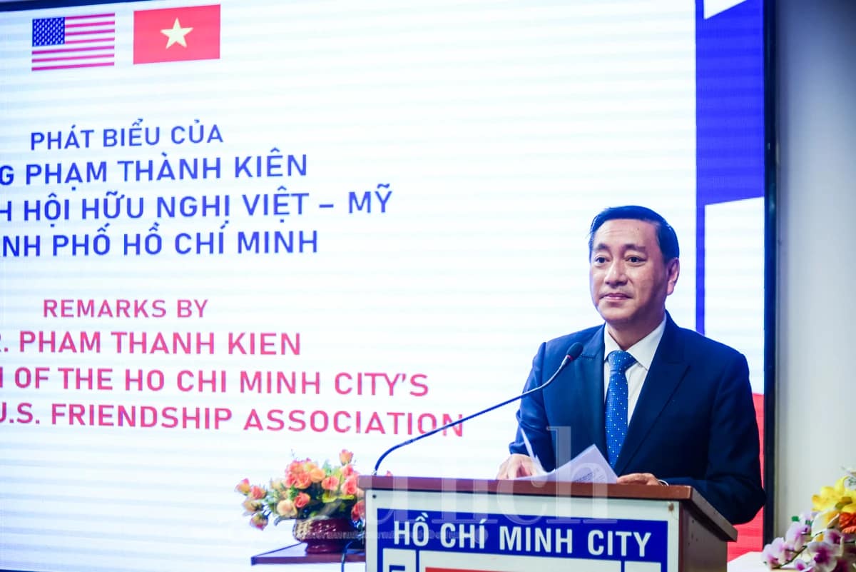 Ông Phạm Thành Kiên – Chủ tịch Hội Hữu nghị Việt – Mỹ TP.HCM phát biểu tại buổi lễ, nhấn mạnh những bước tiến vượt bậc trong quan hệ hợp tác toàn diện giữa hai quốc gia.