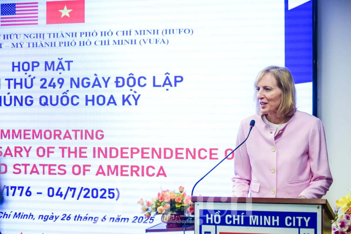 Bà Susan Burns – Tổng Lãnh sự Hoa Kỳ tại TP.HCM phát biểu tại sự kiện, khẳng định vai trò thiết yếu của giáo dục trong quan hệ Việt – Mỹ và nhấn mạnh tầm quan trọng của giao lưu nhân dân giữa hai quốc gia.