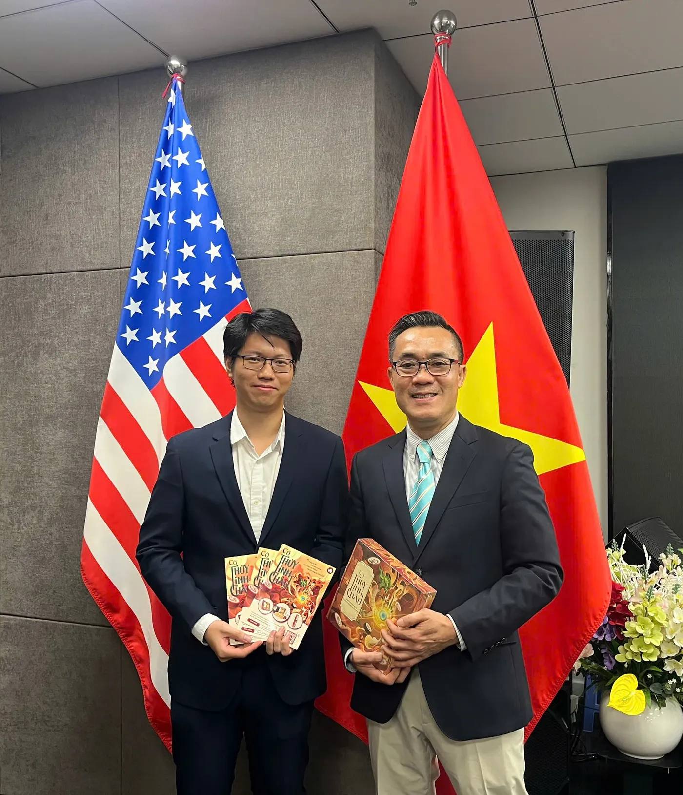 Cờ Thủy Tinh Châu được trân trọng gửi tặng đến Ông Phạm Xuân Hoàng Ân – Phó Chủ tịch Hội Hữu nghị Việt Nam – Hoa Kỳ TP.HCM, như một món quà mang ý nghĩa kết nối văn hóa và lan tỏa tinh thần hợp tác bền vững giữa hai quốc gia.
