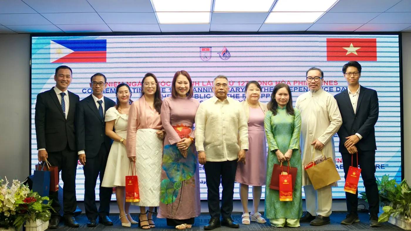 Đại diện Ban tổ chức cùng các đơn vị đồng hành