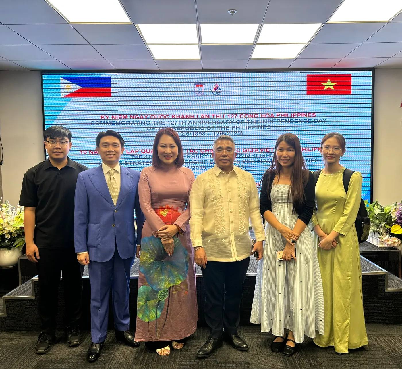 Đại diện Trung tâm Nghiên cứu Việt Nam và Đông Nam Á cùng Viện Nghiên cứu Khoa học Xã hội và Nhân văn tham dự chương trình
