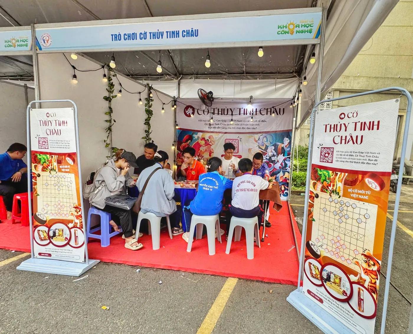 Hình chụp từ Sự kiện Liên hoan Tuổi trẻ Sáng tạo tại Đại Học Nông Lâm - Booth Cờ Thủy Tinh Châu
