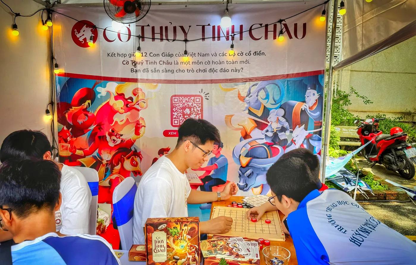 Hình chụp từ Sự kiện Liên hoan Tuổi trẻ Sáng tạo tại Đại Học Nông Lâm - Booth Cờ Thủy Tinh Châu