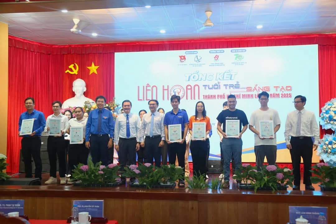 Hình chụp từ Sự kiện Liên hoan Tuổi trẻ Sáng tạo tại Đại Học Nông Lâm - Booth Cờ Thủy Tinh Châu