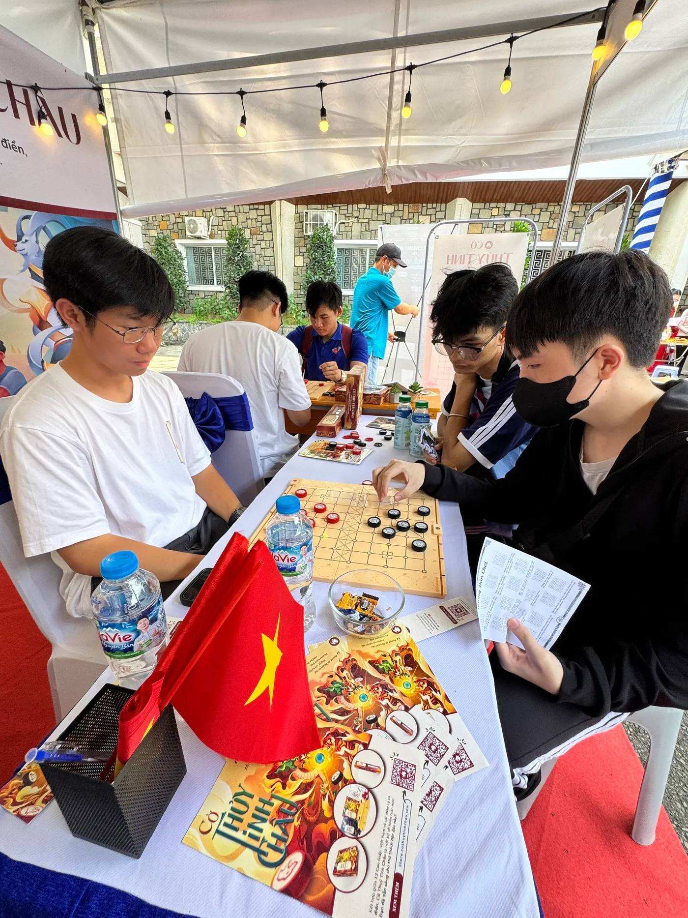 Hình chụp từ Sự kiện Liên hoan Tuổi trẻ Sáng tạo tại Đại Học Nông Lâm - Booth Cờ Thủy Tinh Châu