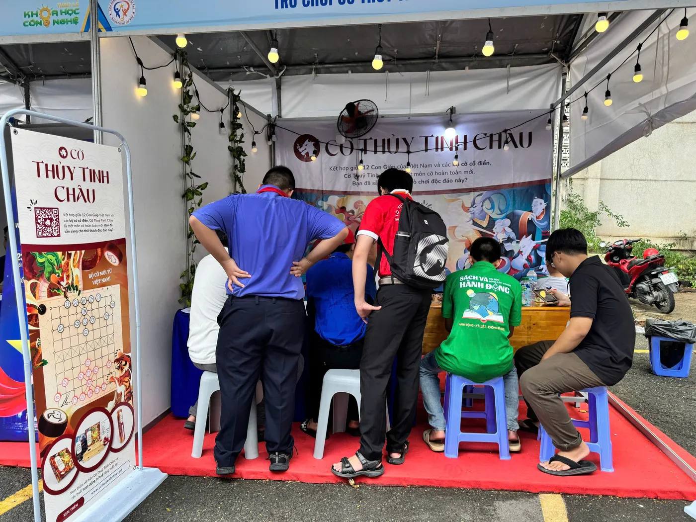 Hình chụp từ Sự kiện Liên hoan Tuổi trẻ Sáng tạo tại Đại Học Nông Lâm - Booth Cờ Thủy Tinh Châu
