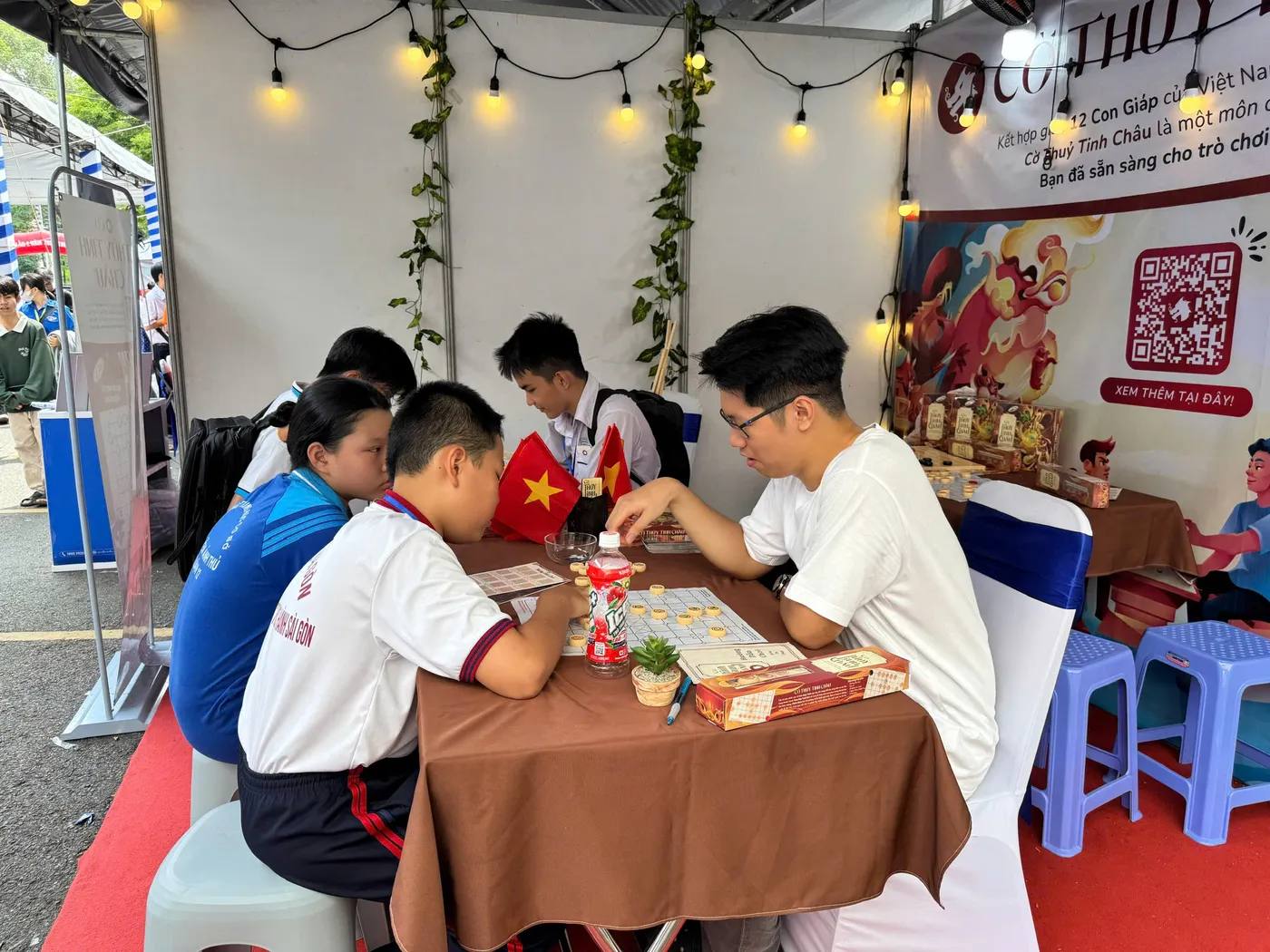 Hình chụp từ Sự kiện Liên hoan Tuổi trẻ Sáng tạo tại Đại Học Nông Lâm - Booth Cờ Thủy Tinh Châu