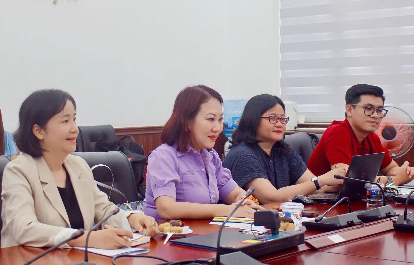 PGS. TS. Phan Thị Hồng Xuân trong buổi làm việc