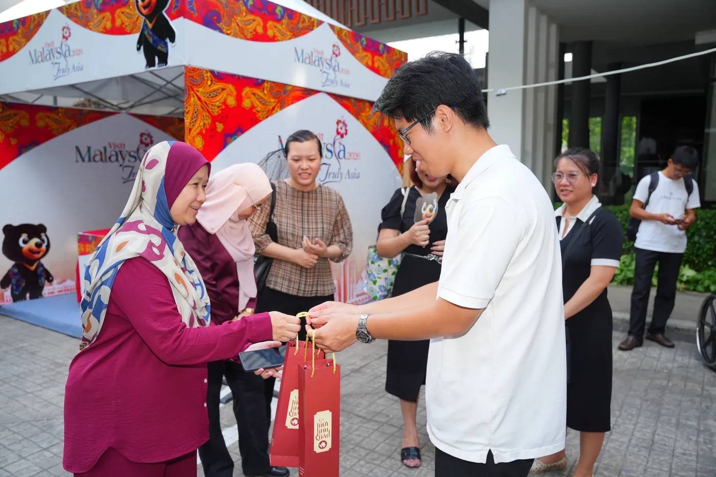 Cờ Thủy Tinh Châu tại Malay Fest Celadon Tân Phú 2025