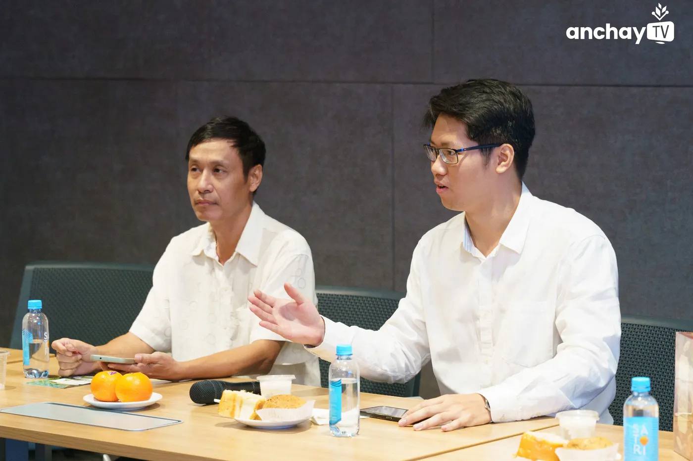 Ông Đào Hiểu Đông – Giám đốc Kỹ thuật Công ty Thiết Kiến Tạo – giới thiệu bộ Cờ Thủy Tinh Châu đến các đại biểu trong khuôn khổ buổi làm việc.