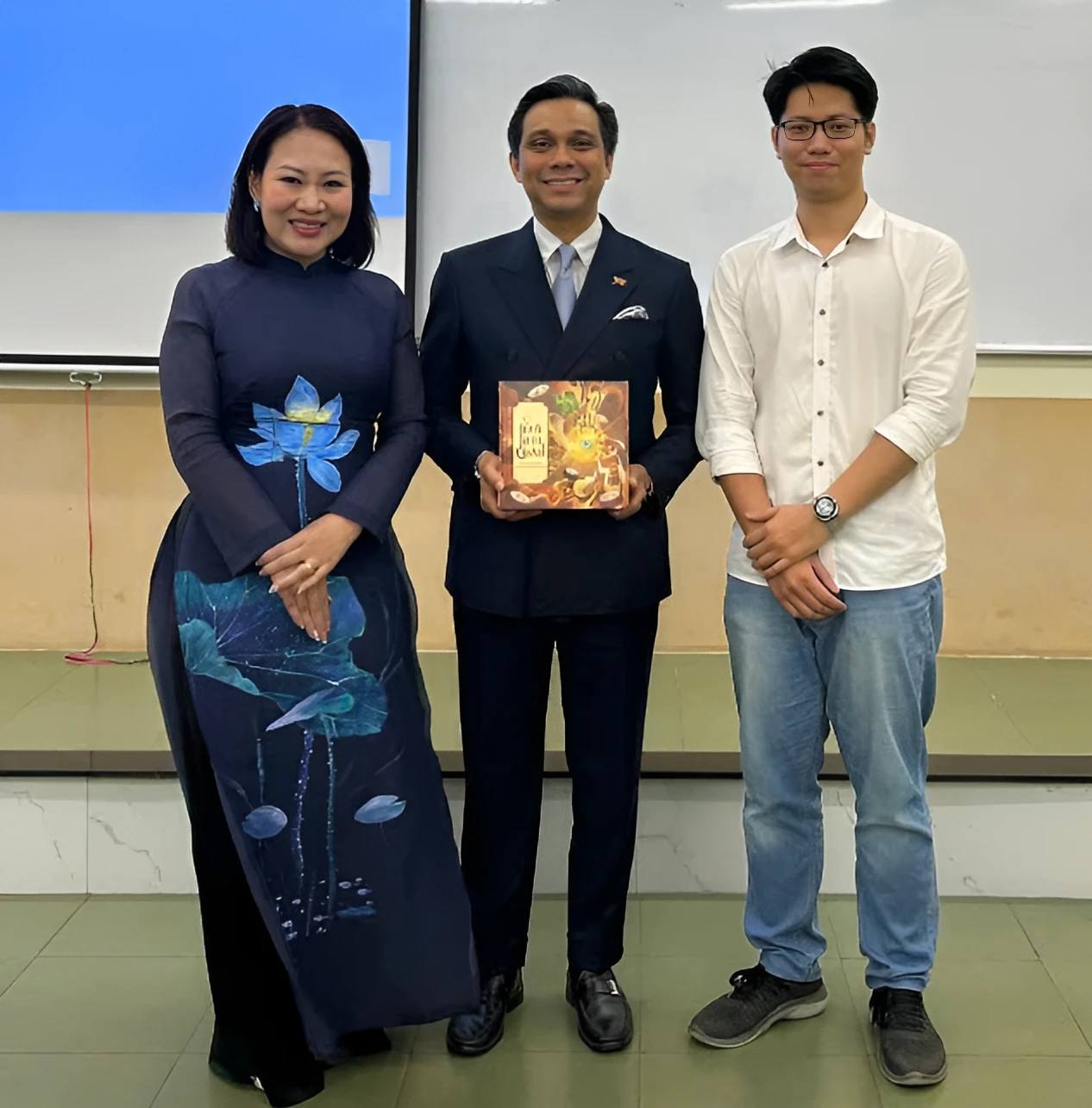PGS.TS. Phan Thị Hồng Xuân trân trọng gửi tặng bộ Cờ Thủy Tinh Châu đến Ngài Firdauz Othman, Tổng Lãnh sự Malaysia tại TP.HCM 