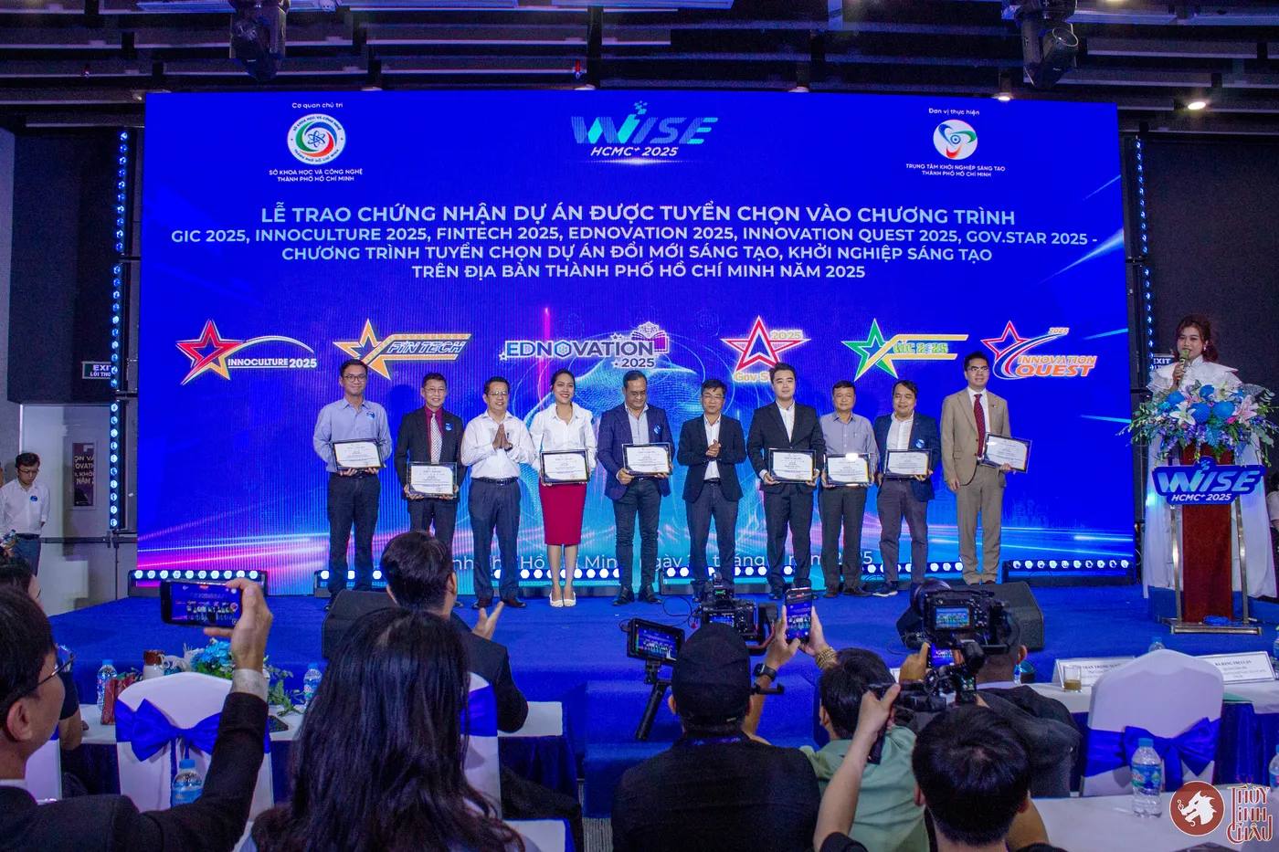 Đại diện Ban Tổ Chức và Ban Giám Khảo khai mạc buổi lễ